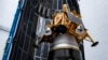 На этой фотографии, предоставленной SpaceX в январе 2025 года, видно, как лунный посадочный модуль Firefly Aerospace Blue Ghost помещается в обтекатель ракеты.