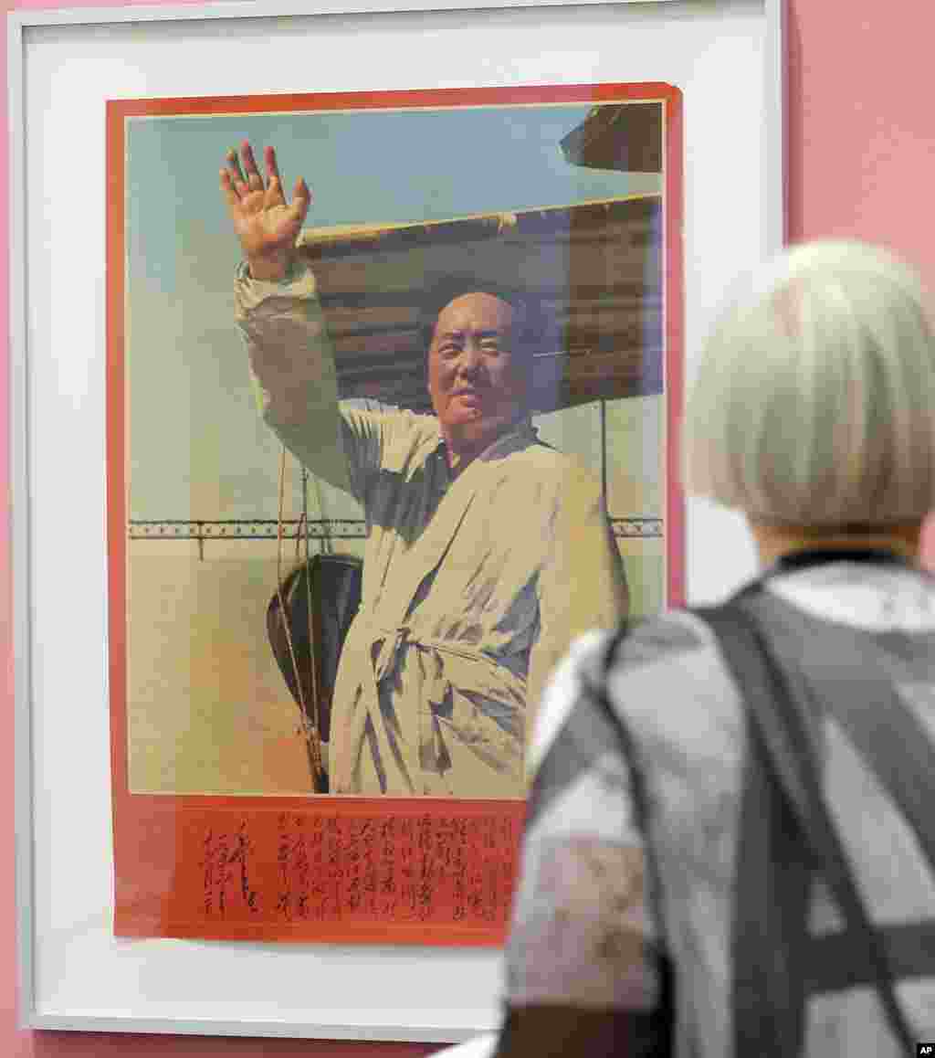 柏林摄影博物馆举办的《历史影像 中国当代摄影和文化大革命》展览中,有人观看毛泽东在长江游泳后挥手致意的海报(2017年8月18日)。海报上的照片是1966年7月16日拍摄的,当时文革已经开始两个月,毛泽东用自己在大江大河里游泳的照片显示健康和活力,这可以增加人们对文革的支持。在中国长期的专制政权里高层内斗时,领导人的健康与否影响观望者的站队。