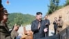 2017年7月4日，朝鲜领导人金正恩在进行洲际弹道导弹发射后庆祝发射成功。（资料照片）