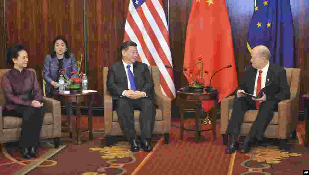 中国主席习近平和夫人会晤美国阿拉斯加州州长比尔· 沃克(2017年4月7日)。习近平的专机在回国途中在阿拉斯加州加油,习近平夫妇在该州小做停留,会晤了阿拉斯加州州长。 沃克借此机会推销阿拉斯加丰富的自然资源,倡导能够加强对华出口的天然气管道, 阿拉斯加商业局局长克里斯·哈拉迪克说,这次会晤是“一生一次的机会”。