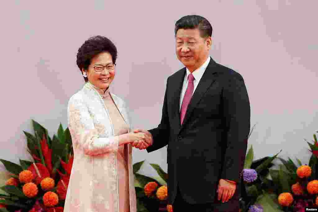 香港新特首林郑月娥2017年7月1日在香港主权移交20周年之际宣誓就职后,与中国国家主席习近平握手。 习近平在大会上说:“任何危害国家主权安全、挑战中央权力和香港特别行政区基本法权威、利用香港对内地进行渗透破坏的活动,都是对底线的触碰,都是绝不能允许的。” 林郑月娥说,她会无畏无惧地依法处理任何冲击国家主权、安全的行为。