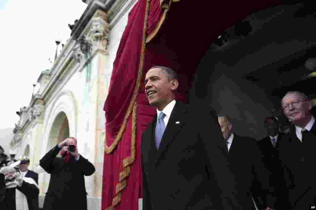 2013年1月21日,美国总统奥巴马抵达华盛顿国会山大厦西面参加第57届美国总统宣誓就职典礼。