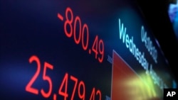 纽约证券交易所交易大厅上方显示道琼斯工业平均指数的收盘数 (2019年8月14日)