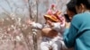 中国再推“新时代婚育文化” 网民：婚假、产假都不给，生啥生？