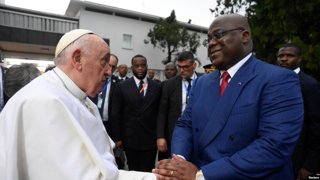 Papa François (G) apesani mboka na président Félix Tshisekedi (D) na bokutani bwa bango na Kinshasa, RDC, 31 janvier 2023.REUTER