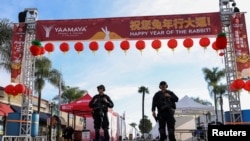 在美国加州华人聚居的蒙特利公园市2023年1月21日晚发生枪击事件的第二天，警方在事发地点附近戒备。（路透社）