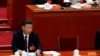 中共领导人习近平和前中共领导人胡锦涛曾经坐过的空椅子。（2022年10月22日）
