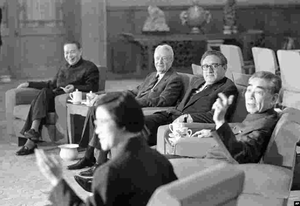 1973年11月11日,中国总理周恩来和美国国务卿基辛格(中)、美国驻华联络处主任戴维•布鲁斯(中间沙发上左起第一人)在正式会谈前交谈。美联社的图片说明没说左侧的人是谁,似乎是中国外长姬鹏飞。