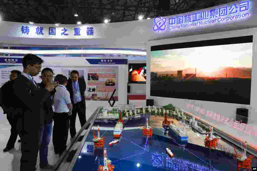 北京的中国国家核工业展览的一角,外宾观看油轮形状的海上浮式核反应堆和石油钻井的的模型,中国核工业集团公司的工作人员作介绍(2017年4月27日)。中国在兴建核电厂方面最活跃,有32座反应堆正在运行,22座正在建设中,还有些核电厂正在计划中。中国核工业大量依赖美国、法国和俄罗斯的技术,同时也开发自己的技术。