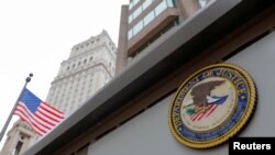 资料照：美国纽约曼哈顿南区联邦检察官办公室大楼外的美国司法部的印章。（路透社）