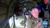 英语视频：97岁老兵在诺曼底登陆纪念仪式开始时在诺曼底上空跳伞