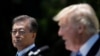 韩国总统文在寅在访问美国时与美国总统川普在白宫玫瑰园发表一项联合声明。（2017年6月30日）