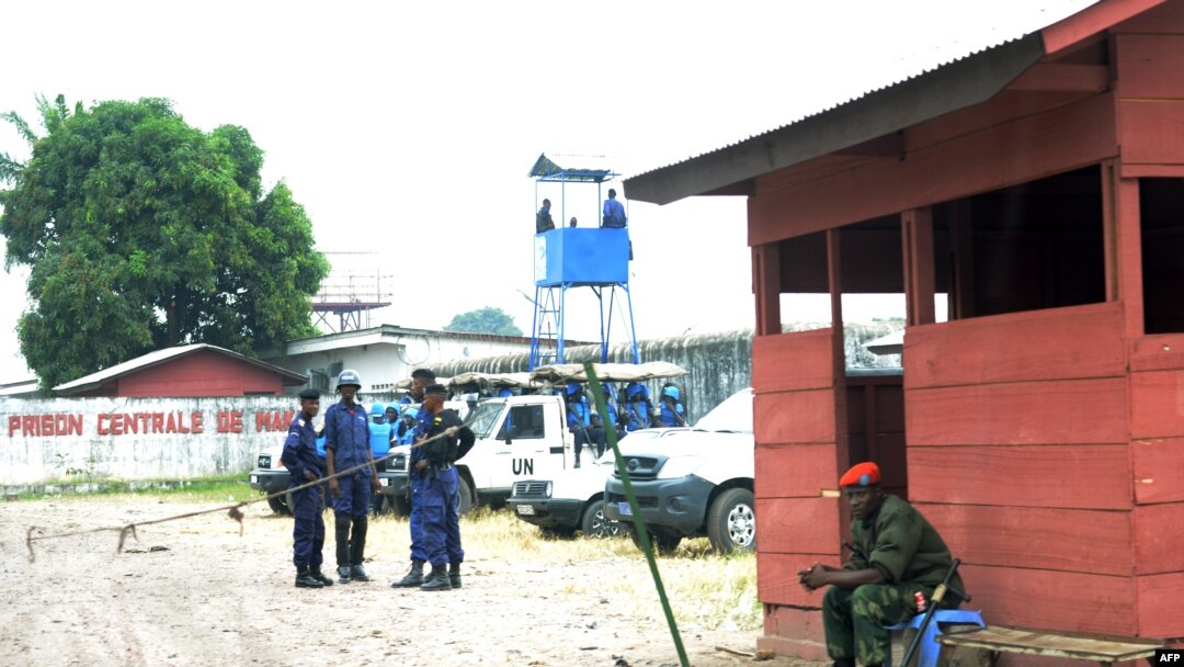 Ba policiers na basoda bazali kobatela boloko bonene ya Makala na Kinshasa, RDC, 2 juillet 2013.