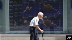 2016年8月19日东京证券公司电子板前散步的老人