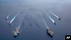 美国海军照片显示尼米兹号和里根号航空母舰组成的双航母战斗群7月6日在南中国海航行。（2020年7月6日）