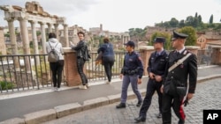 资料照片：意大利警察和中国警察在罗马旅游区启动联合巡逻项目。(2019年11月5日）