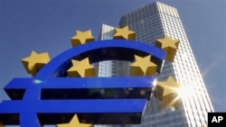 Euro Bölgesi uzun bir aradan sonra büyümesini pozitife çevirse de sürdürülebilir ekonomik büyüme 2015'ten önce zor.