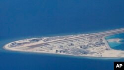 菲律宾空军拍摄的中国在南中国海人造岛礁渚碧礁上修建建议机场和房屋建筑的照片。（2017年4月21日）