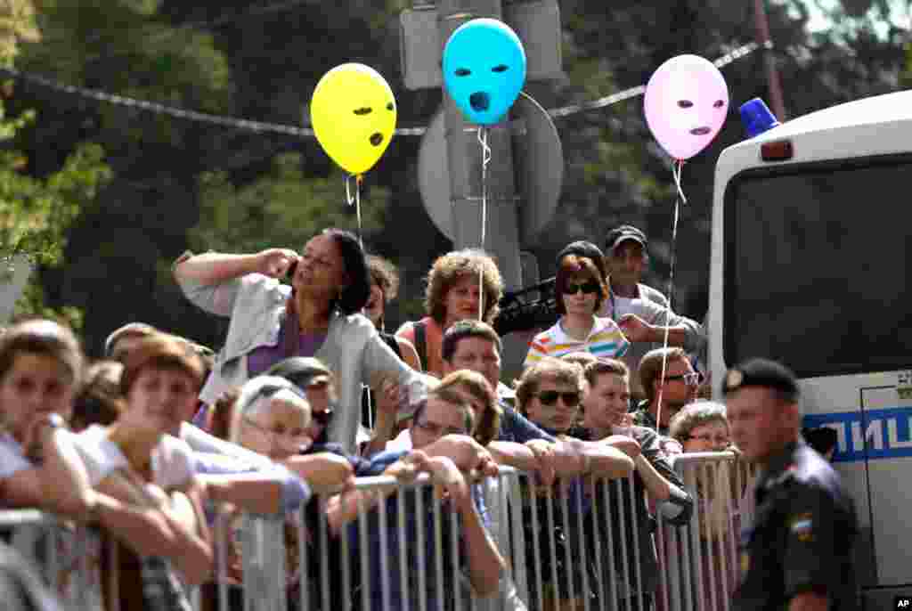 在莫斯科法庭的围栏外面,一批支持摇滚乐队“Pussy Riot” 的人群