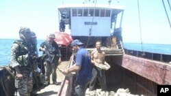Binh sĩ Philippines kiểm tra một trong tám chiếc tàu đánh cá của Trung Quốc bị cáo buộc hoạt động bất hợp pháp trong lãnh hải của Philippines