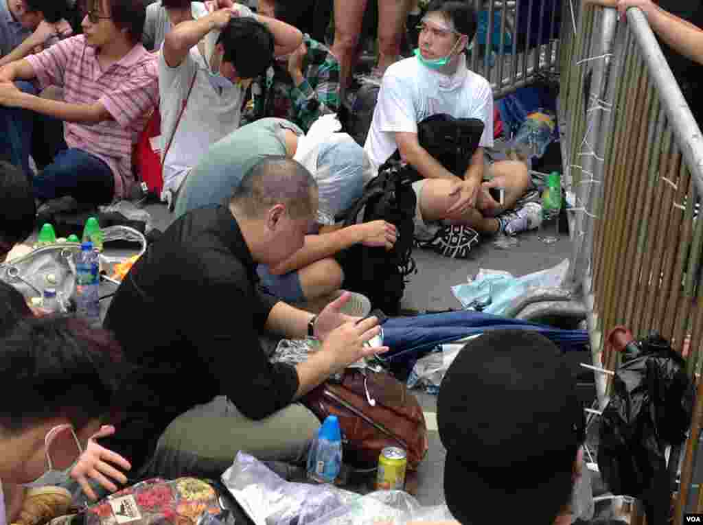 数千香港市民云集政府总部声援被困公民广场学生(美国之音图片/海彦拍摄)