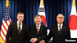 2023年12月9日,韩国国家安全顾问赵泰勇(中),与美国国家安全顾问沙利文(左)以及日本国家安全顾问秋叶武夫(右边)在新闻发布会后握手。(美联社)