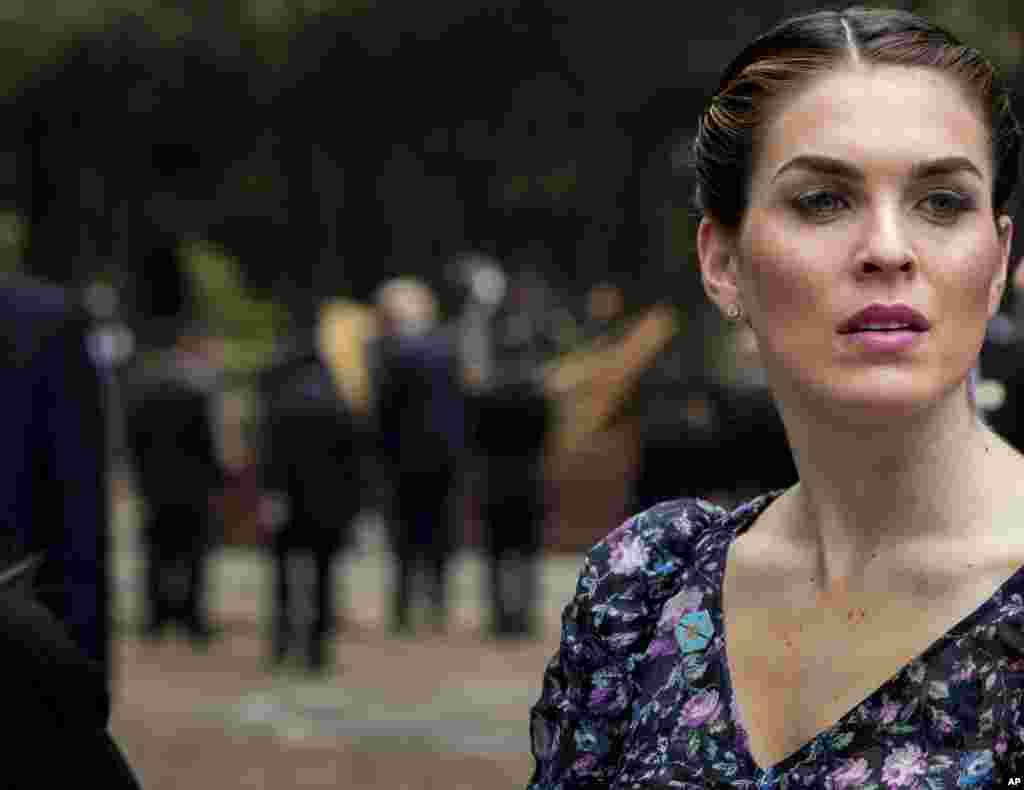 川普总统任命的的白宫通讯联络办公室主任霍普·希克斯(Hope Hicks)随同总统访问越南，在河内举行的联合记者会之后（2017年11月12日））