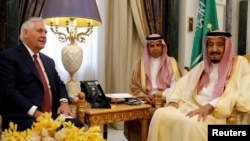 Ngoại trưởng Mỹ Rex Tillerson gặp Quốc Vương Saudi Arabia Salman ở Riyadh, ngày 22/10/2017.