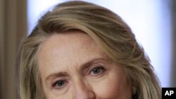 Ngoại trưởng Hoa Kỳ Hillary Clinton đang nghe các câu hỏi trong cuộc họp báo tại Bộ Ngoại giao Hoa Kỳ hôm 30/4/12