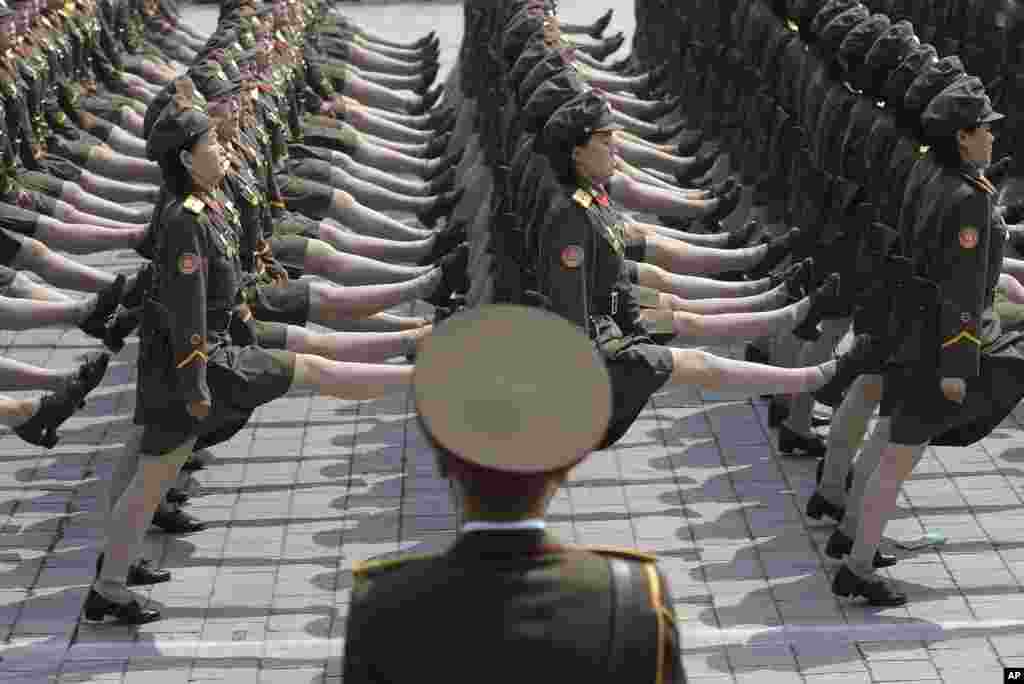 朝鲜首都纪念开国者金日成诞辰105周年的大型阅兵中，身穿制服短裙的女兵正步走过金日成广场（2017年4月15日）