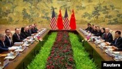 美国财政部长姆努钦和贸易代表莱特希泽等美国高官同中国副总理刘鹤率领的中方代表团在北京钓鱼台国宾馆举行美中高级别贸易谈判。（2019年2月14日）