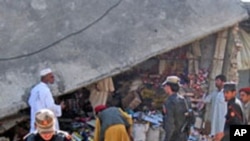 Nhân viên an ninh Pakistan quan sát địa điểm, nơi xảy ra vụ nổ bom tự sát, trong vùng bộ tộc Khar ở Bajaur