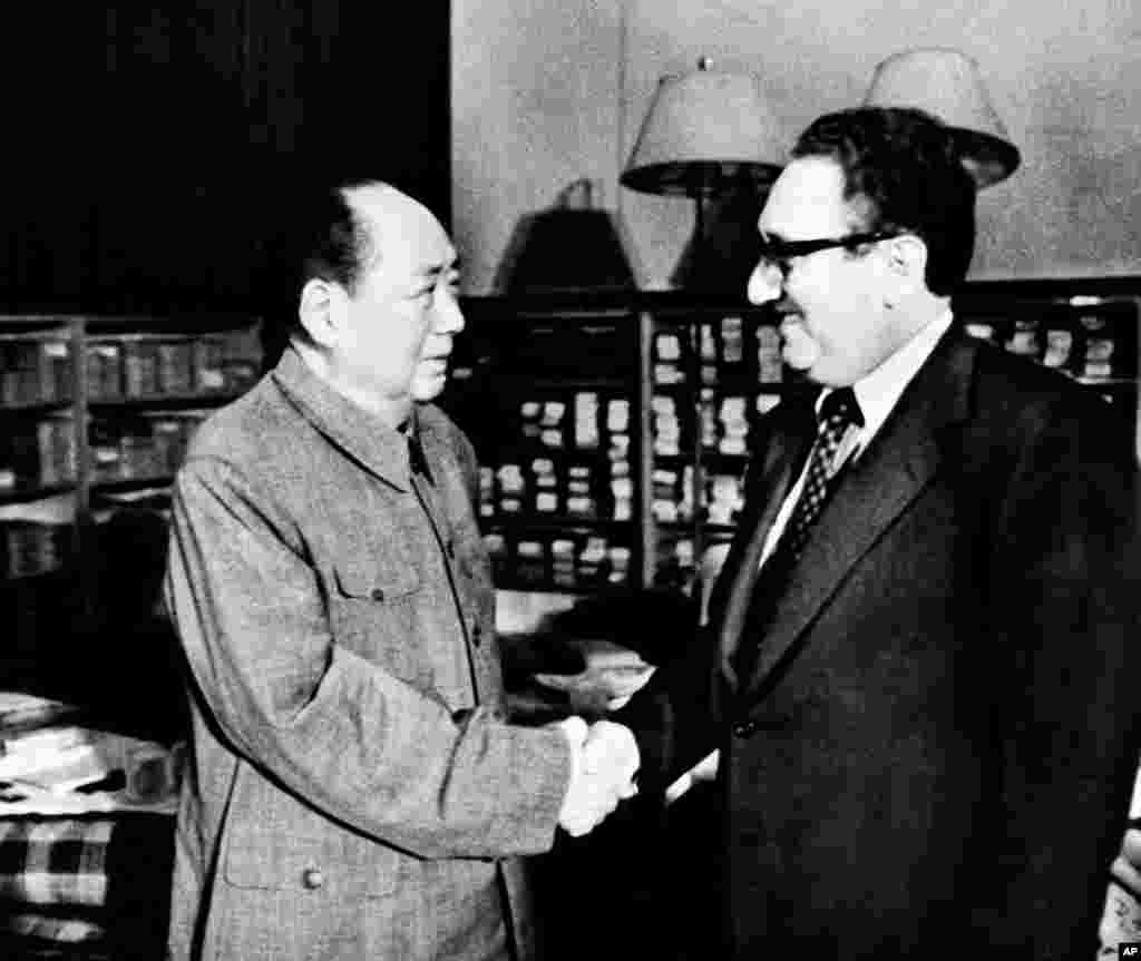 1973年11月12日,中共主席毛泽东和美国国务卿基辛格博士在北京中南海握手。基辛格后来在《动乱年代》一书中写道:“1973年11月12日星期一,我们开始明白在这次访问中为中国外交政策规定官方路线的并不是周恩来。那天午后较晚的时候,我们应邀去见毛泽东主席。同过去会晤这位主席的所有情况一样,这次召见也是命令式的,收到邀请时我们正在举行研究情况的例会。11月14日,毛泽东要求政治局开会,批评周恩来在跟基辛格会谈中犯了“右的错误”。江青狠批周恩来,说他“迫不及待地要取代毛主席”。后来毛肯定了这次会议,但是也批评了江青的这句话。
