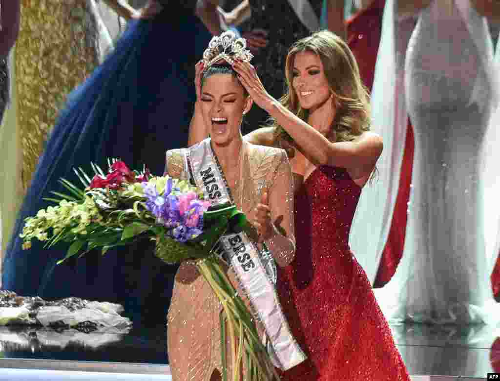 Miss South Africa 2017, Demi-Leigh Nel-Peters (L), is crowned new Miss Universe 2017 by Miss Universe 2016, Iris Mittenaere, in Las Vegas, Nevada, Nov. 26, 2017.