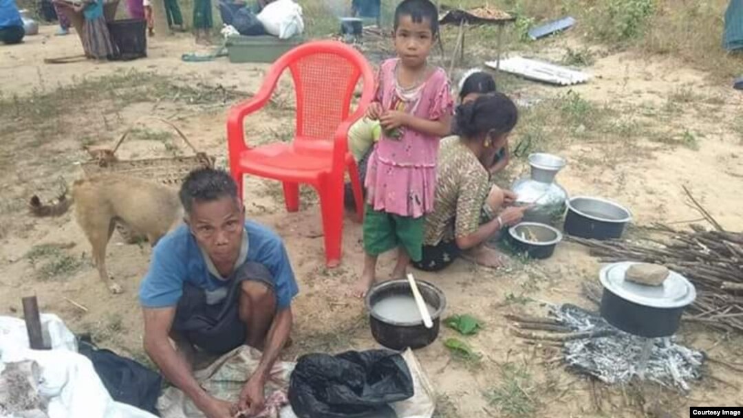 ဘူးသီးတောင်မြို့နယ် စိုင်းဒင်ဈေးရွာရောက် စစ်ရှောင်များ (ဓါတ်ပုံ -MP Oung Thaung Shway/ယခင်မှတ်တမ်းဓာတ်ပုံ)
