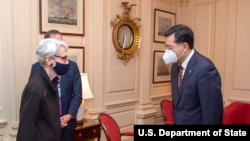 美国常务副国务卿谢尔曼2021年8月12日在美国国务院会晤中国新任驻美大使秦刚。(图片来自谢尔曼副国务卿的推特账户)