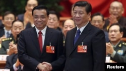 习近平主席和李克强总理在人大会议上握手
