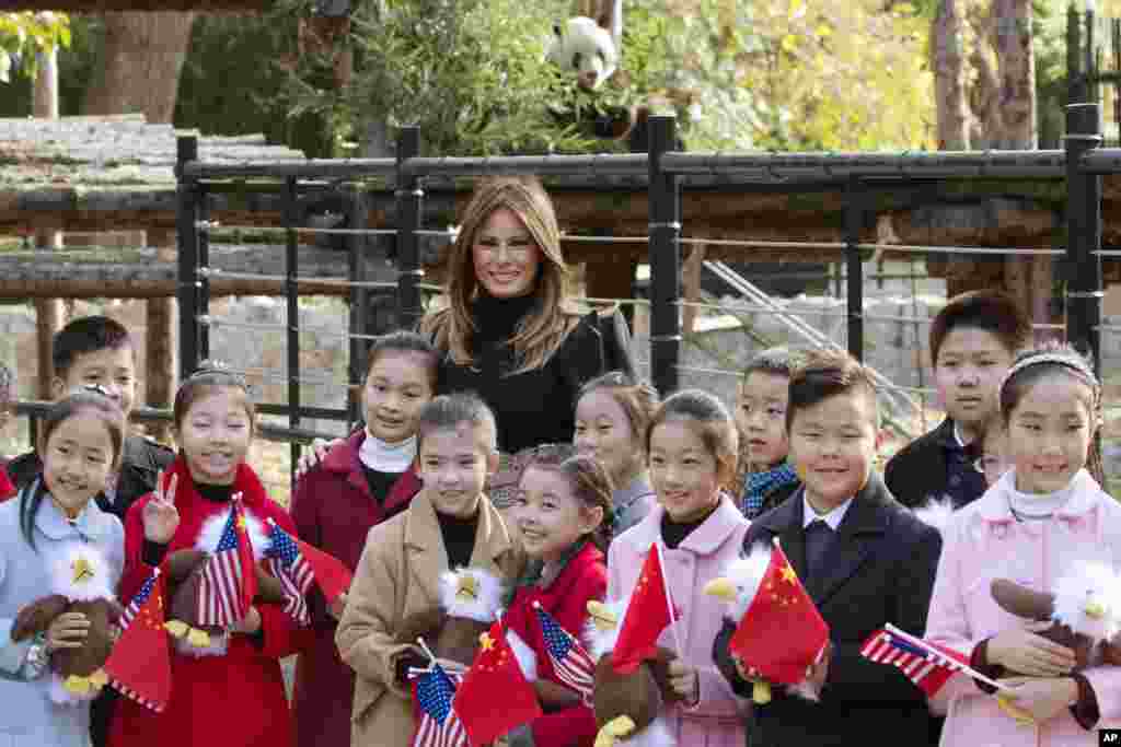 美国第一夫人梅拉尼娅·川普参观北京动物园,把美国秃鹰玩具送给欢迎她的儿童(2017年11月10日)。美国总统夫妇的春节贺词说:“美国人与亚洲和世界各地的人们一起欢迎狗年的到来。传统上,狗代表诚实、可靠和真诚等品质。这些美德也是所有美国人所赞美与珍视的。的确,这些美德奠定了我们国家的力量与繁荣,也引导着我们与邻国、友国和伙伴的关系。今天,以及每一天,我们在所做所为中都会加倍秉承这些价值观。在人们合家团聚、以烟火、庆祝活动和游行欢度这一特殊时刻之际,我和梅拉尼亚谨向大家祝以最美好的春节祝愿。”