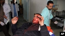 Người Palestine bị thương được đưa vào bệnh viện để chữa trị sau vụ không kích của Israel tại Rafah, phía nam dải Gaza, ngày 10/3/2012