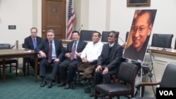 克里斯·史密斯众议员和中国人权活动人士在国会山纪念刘晓波获诺贝尔和平奖五周年。（2015年12月9日）
