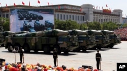 中国大力研发和部署DF-21D等中短程导弹威胁美军在西太平洋活动（美联社2015年9月摄）