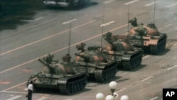 资料照：1989年6月5日一名男子在北京长安街上阻挡一排坦克。