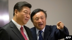 资料照: 中国国家主席习近平在华为公司创始人任正非陪同下参观华为在伦敦的办公室。(2015年10月21日)