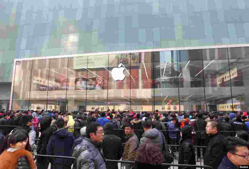 在沈阳的苹果专卖店外面，顾客等待商店开门（2015年2月28日）