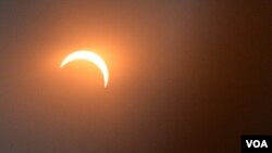 Eklips solè a pase a 81 pousan nan Washington, D.C, lendi 21 out 2017 la. (Foto:Diaa Bekheet/VOA)