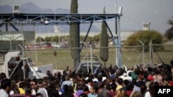 Thân nhân của các tù nhân chờ đợi tin tức bên ngoài nhà tù Apodaca ở vùng ngoại ô Monterrey, Mexico, ngày 19/2/2012