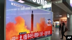 2016年10月16日，韩国首尔一个火车内的大屏幕电视显示朝鲜发射导弹画面。