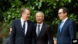 中国副总理刘鹤与美国贸易代表莱特希泽和财政部长姆努钦在华盛顿。（2019年10月10日）
