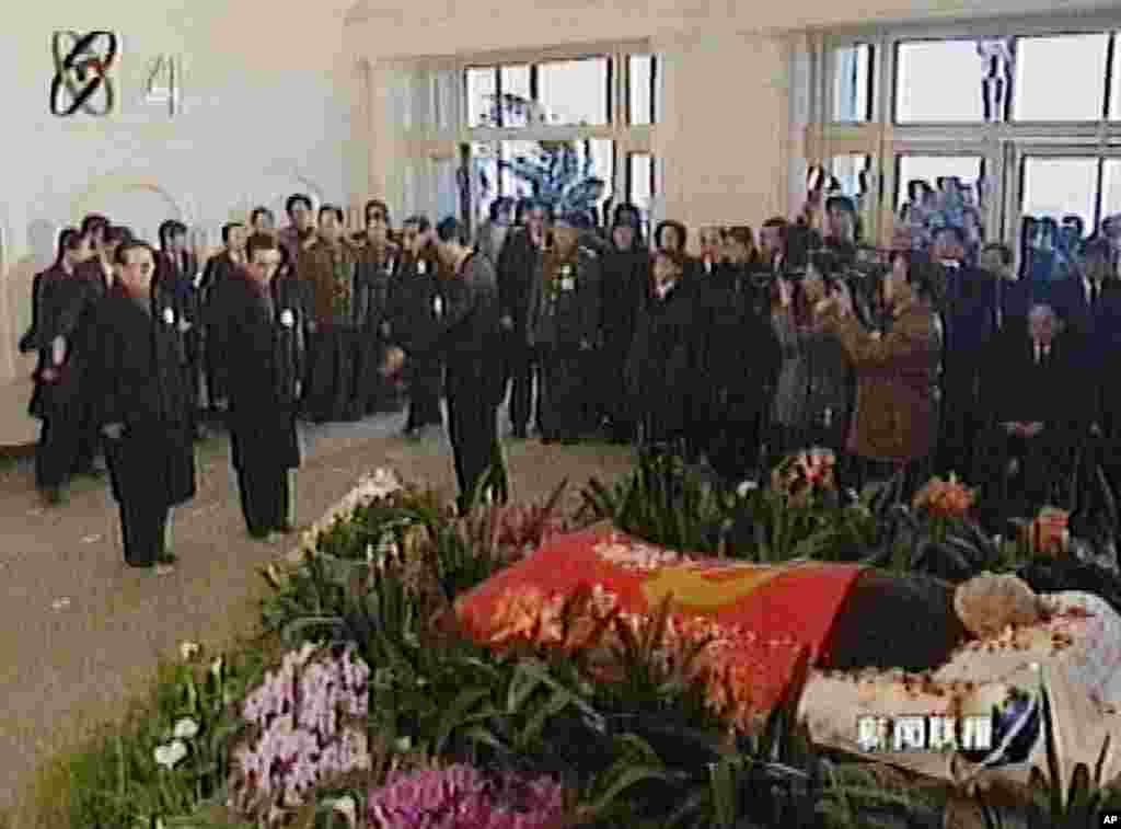 1997年2月24日,92岁的中国最高领导人邓小平去世,中国电视显示江泽民、李鹏等人瞻仰邓小平遗容。邓小平死后,江泽民真正成为最高领导人。2001年7月,美国哈佛大学费正清研究中心客座研究员高新告诉美国之音,邓小平大幅度缩减军费,要军队忍一忍。由于邓小平在军中的资格,军队只好忍耐。江泽民执政以后,军队立刻有“翻身得解放”的感觉。高新说江泽民没有在马上打江山的资历,在马下坐江山,就不可能象邓小平那靠一个人说了算。军队提出许多诉求,使军队在中国国内政治中有了了不可忽视的影响。高新指出,江泽民的地位稳固,只是这种稳固离不开军队的支持,而军队的支持是靠封官许愿和物质刺激换来的。中国军队问题专家林长盛也告诉VOA,江泽民对军队实行收买政策,不断提高军队的待遇