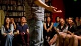 在这张2015年5月24日的照片里，观众在观看一个书店里举办的脱口秀表演